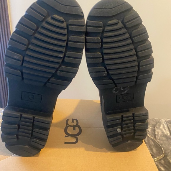 Girls Black Ugg Boot - size 3 - Picture 2 of 4